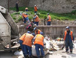 Çöpten insanlık onuru çıktı!