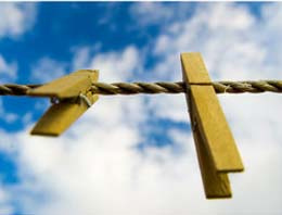 Çamaşır asarken canından oluyor!