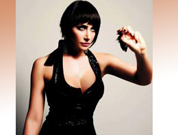 Ünlü popçu yeni bir ateşi fitilledi!