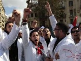 Mısırlı doktorlar da meydana indi