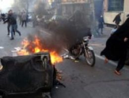 Tahran'da karşıt gruplar cenazede çatıştı