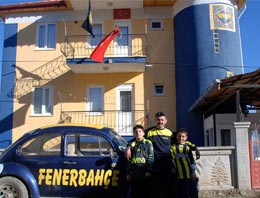 Evini ve arabasını sarı laciverde boyadı