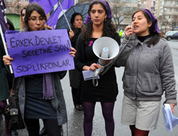 Kadınlardan mini etekli eylem