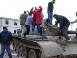 Kaddafi çevresinde çember daralıyor