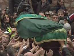 Erbakan'ın tabutu başında zor anlar