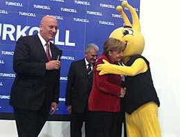 Merkel Cello'yu böyle kucakladı!