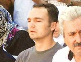 Polis memuru mahkemede silahını çekti!