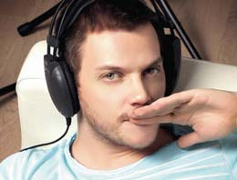 Polis teşkilatı ünlü müzisyenin peşinde!