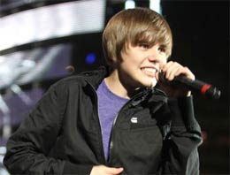 İki tel saçı için paralar saçıldı