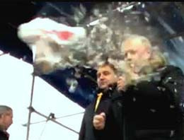 Meclis başkanına 'yastıklı' saldırı!