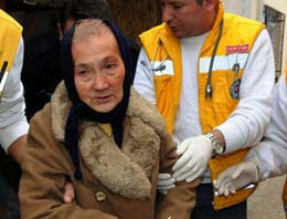 Gaspçılar 82'lik kadına öyle bir dövdü ki...