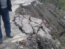 Tunceli'deki heyelan ulaşımı engelledi