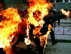 Seyyar satıcı zabıtaları yakmak istedi